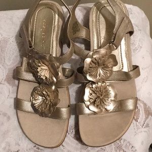 EASY SPIRIT LEATHER SANDAL Sz6W. SILVER W/FLOWERS